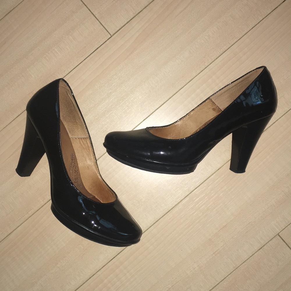 SOFFT GENUINE LEATHER PUMPS.